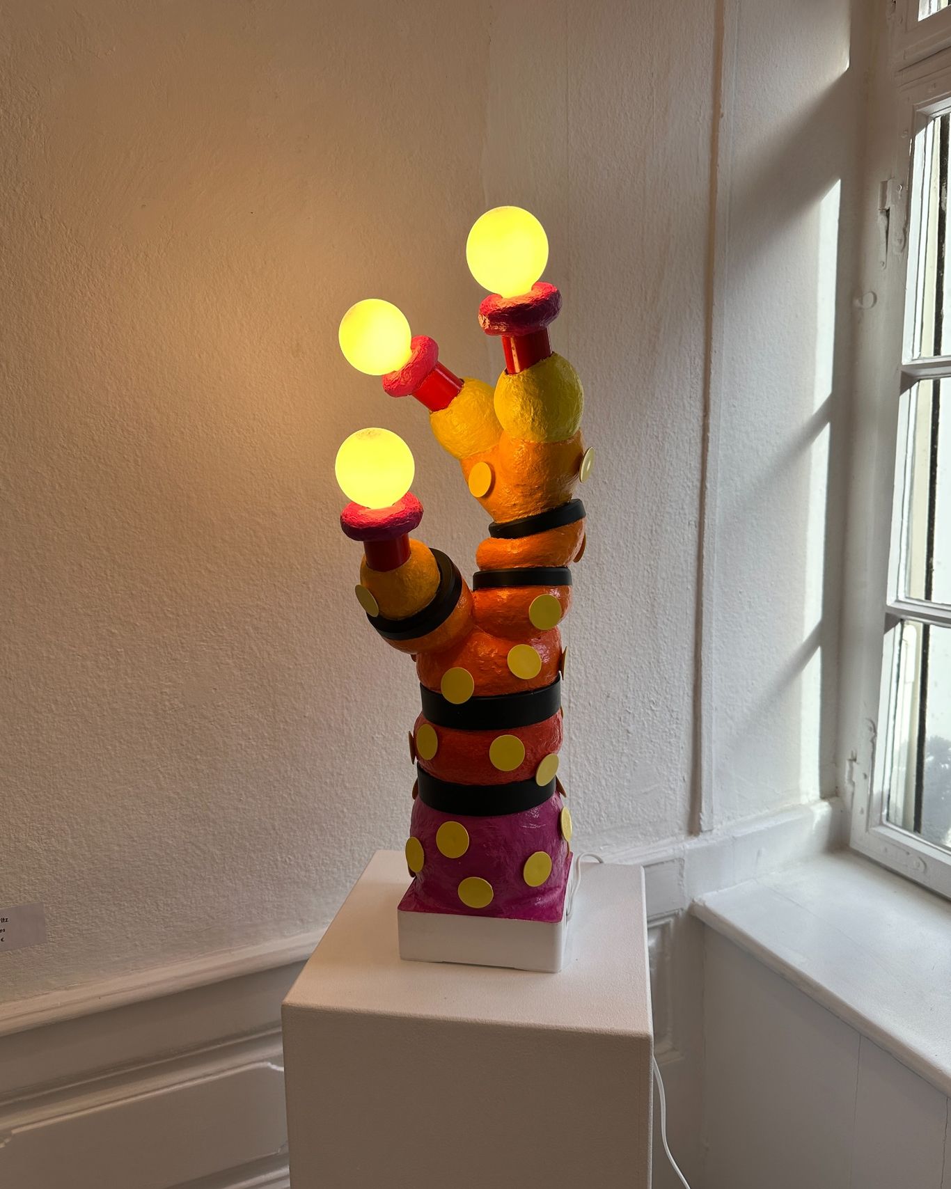 Bunte Lampe mit 3 Glühbirnen